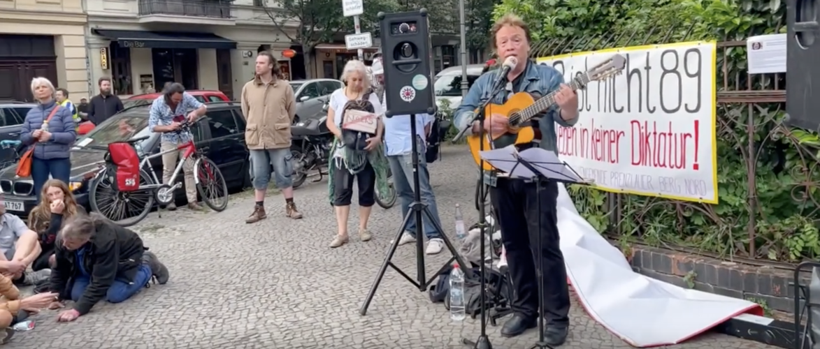 Liedermacher Karsten Troyke mit starkem Auftritt vor der Berliner Gethsemanekirche Beitragsbild