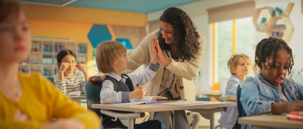 Eine freundschaftliche Lehrer-Schüler-Beziehung kann zum friedlichen Miteinander der Menschen führen. Beitragsbild