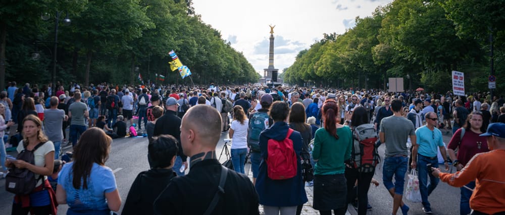 Demonstrationen, Trommeln und Protestsongs – "Auftakt zur Woche der Demokratie" Beitragsbild