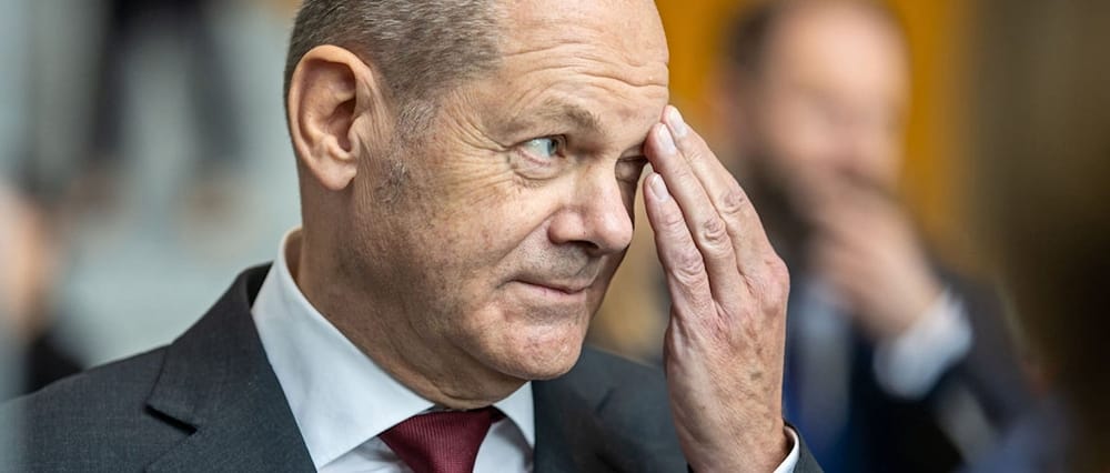 Kanzler Scholz, vor aller Welt gedeckelt | Von Friedhelm Klinkhammer und Volker Bräutigam Beitragsbild