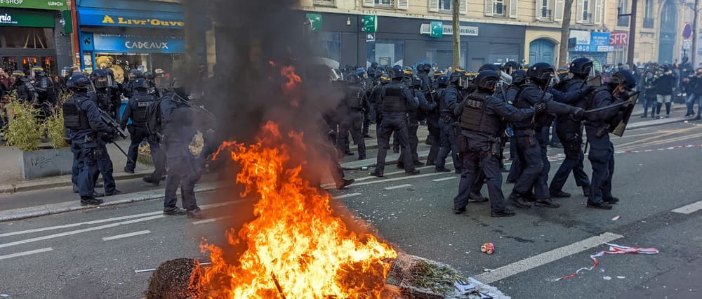 Frankreich brennt – und der Parlamentarismus zerfällt | Von Ernst Wolff Beitragsbild