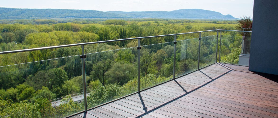 Schwimmübungen auf dem Balkon